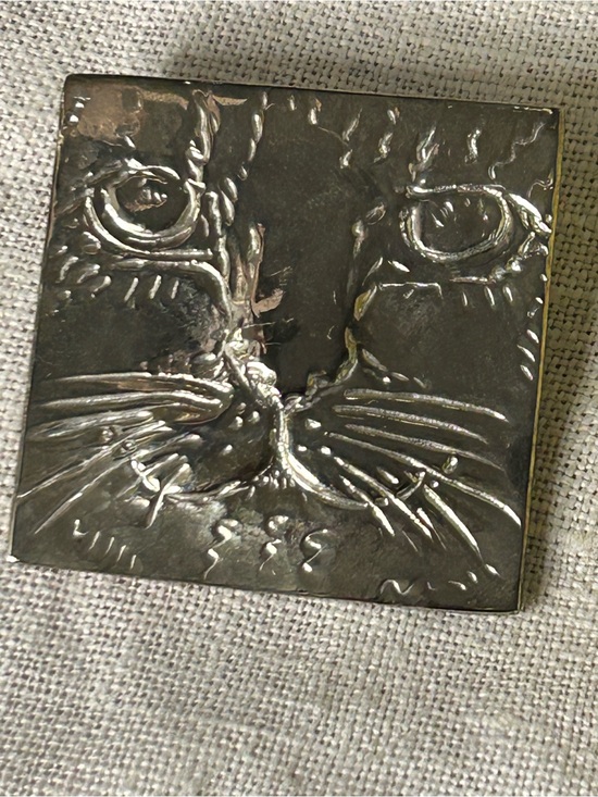 Jewelry - Vintage Silver embossed Cat Face Metal brooch or pendant